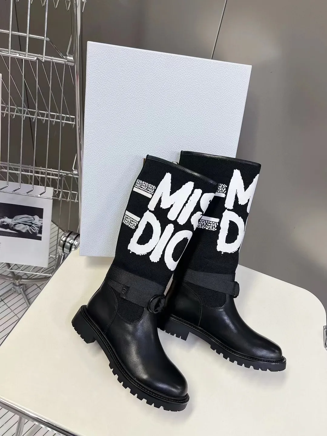 👟👟Ex-factory price 560👟👟 Dior color-blocking new boots for autumn and winter, the latest electric embroidery color-blocking letter logo for autumn and winter, round-toe high-top knight boots for women, Material: first-layer cowhide stitched with electric embroidery fabric, sheepskin lining for feet, original molded TPU outsole Size: 35-40 yards